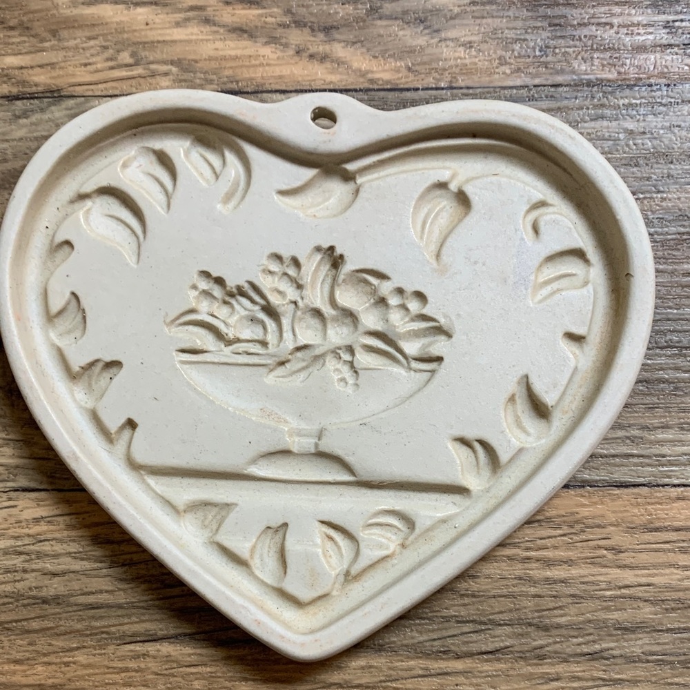 The Pampered Chef Heart-Shaped Stoneware Mold - Cream